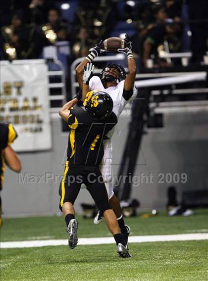 Thumbnail 2 in Steele vs. East Central (Texas Football Classic) photogallery.