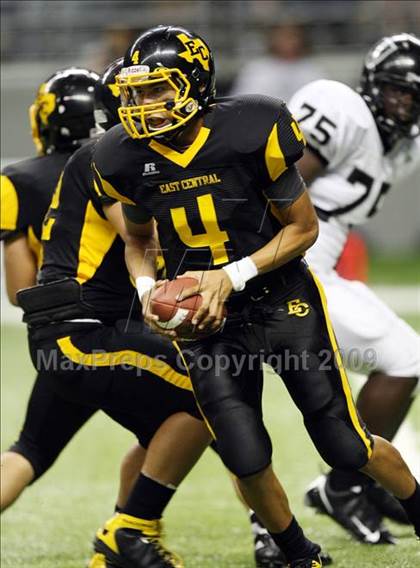 Thumbnail 2 in Steele vs. East Central (Texas Football Classic) photogallery.
