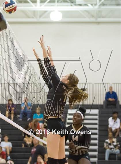 Thumbnail 3 in The Colony @ Creekview photogallery.