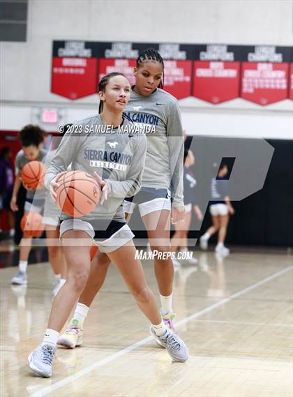 Thumbnail 2 in Sierra Canyon vs Brentwood School (Harvard-Westlake Tournament) photogallery.