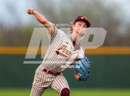 Thumbnail 2 in Tioga vs Collinsville (Gainesville High School) photogallery.