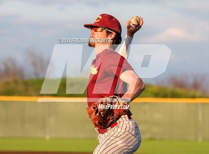 Thumbnail 2 in Tioga vs Collinsville (Gainesville High School) photogallery.
