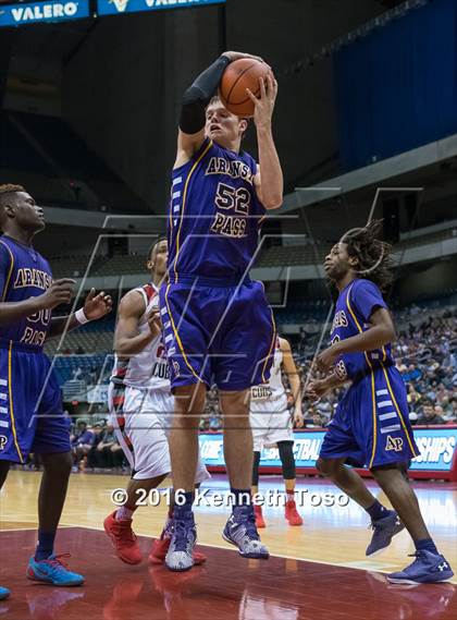 Thumbnail 2 in Brownfield vs. Aransas Pass (UIL 3A Semifinal) photogallery.