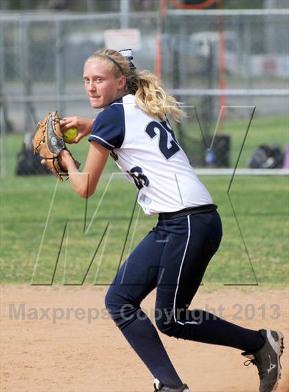 Thumbnail 3 in Trabuco Hills vs. Esperanza photogallery.