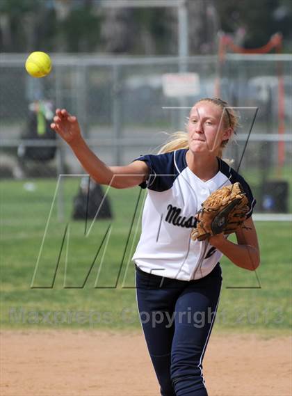 Thumbnail 3 in Trabuco Hills vs. Esperanza photogallery.