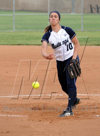 Thumbnail 3 in Trabuco Hills vs. Esperanza photogallery.