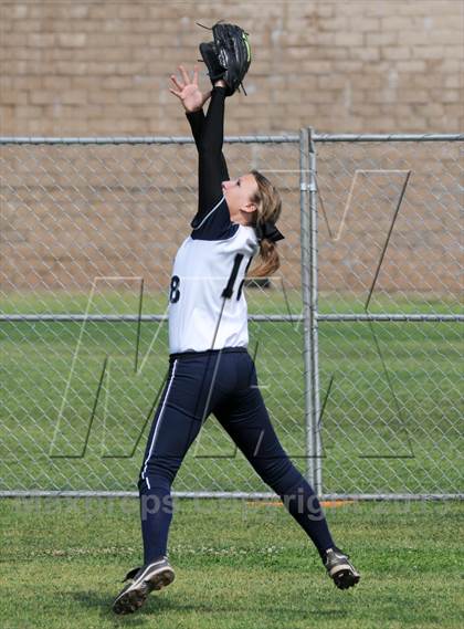 Thumbnail 2 in Trabuco Hills vs. Esperanza photogallery.