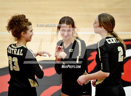 Thumbnail 3 in Bentonville vs. Central (AAA 6A First Round Playoff) photogallery.