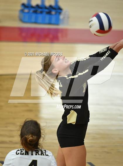Thumbnail 1 in Bentonville vs. Central (AAA 6A First Round Playoff) photogallery.