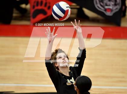 Thumbnail 1 in Bentonville vs. Central (AAA 6A First Round Playoff) photogallery.