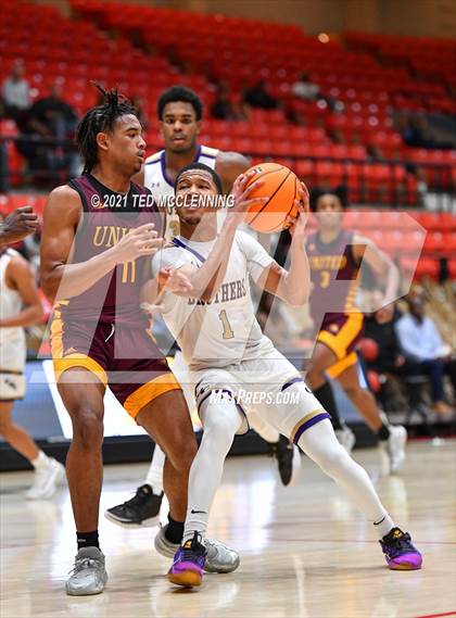 Thumbnail 1 in Christian Brothers vs. Beaumont United (King Cotton Classic) photogallery.