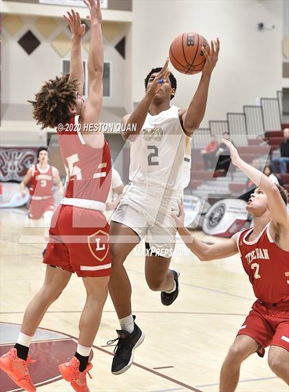 Thumbnail 3 in Mater Dei Catholic vs. Orange Lutheran (Rancho Mirage Holiday Invitational) photogallery.