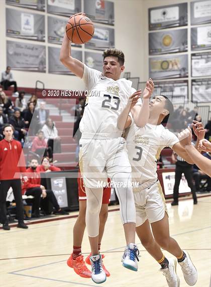 Thumbnail 3 in Mater Dei Catholic vs. Orange Lutheran (Rancho Mirage Holiday Invitational) photogallery.