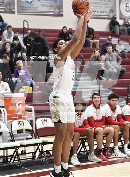 Thumbnail 2 in Mater Dei Catholic vs. Orange Lutheran (Rancho Mirage Holiday Invitational) photogallery.