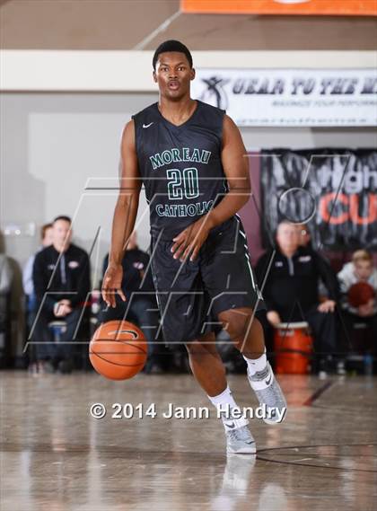 Thumbnail 1 in Issaquah vs. Moreau Catholic (MaxPreps Holiday Classic) photogallery.