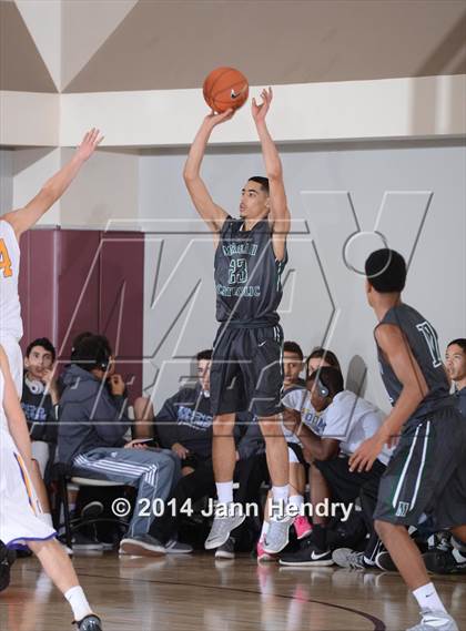 Thumbnail 2 in Issaquah vs. Moreau Catholic (MaxPreps Holiday Classic) photogallery.