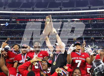 Thumbnail 2 in North Shore vs. Duncanville (UIL Football 6A D1 Finals) photogallery.