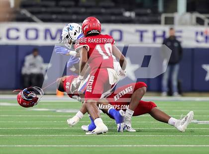 Thumbnail 2 in North Shore vs. Duncanville (UIL Football 6A D1 Finals) photogallery.