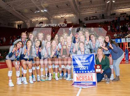 Thumbnail 1 in Green Level vs. Ardrey Kell (NCHSAA 4A Final) (1 of 2) (Pre-game, post-game, awards, and team photos) photogallery.