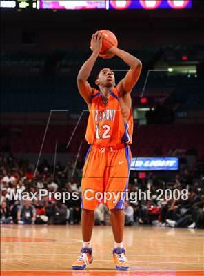 Thumbnail 2 in St. Raymond vs. St. Patrick (Nike Super 6 @ the Garden) photogallery.