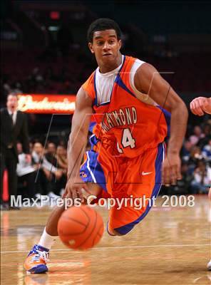 Thumbnail 3 in St. Raymond vs. St. Patrick (Nike Super 6 @ the Garden) photogallery.