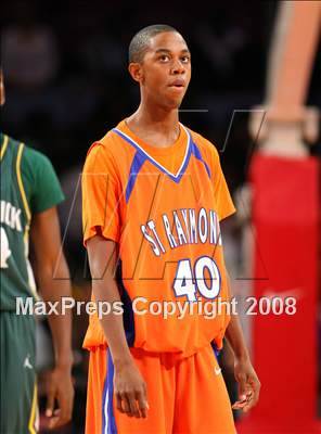 Thumbnail 2 in St. Raymond vs. St. Patrick (Nike Super 6 @ the Garden) photogallery.