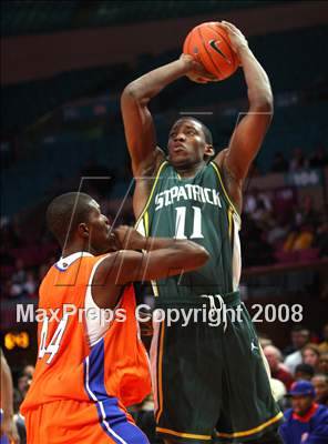 Thumbnail 2 in St. Raymond vs. St. Patrick (Nike Super 6 @ the Garden) photogallery.