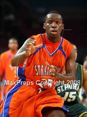 Thumbnail 1 in St. Raymond vs. St. Patrick (Nike Super 6 @ the Garden) photogallery.