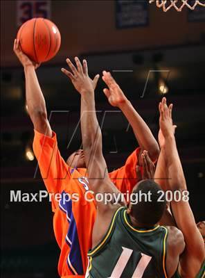 Thumbnail 2 in St. Raymond vs. St. Patrick (Nike Super 6 @ the Garden) photogallery.