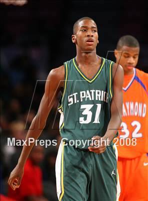 Thumbnail 2 in St. Raymond vs. St. Patrick (Nike Super 6 @ the Garden) photogallery.