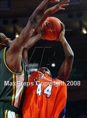 Thumbnail 2 in St. Raymond vs. St. Patrick (Nike Super 6 @ the Garden) photogallery.