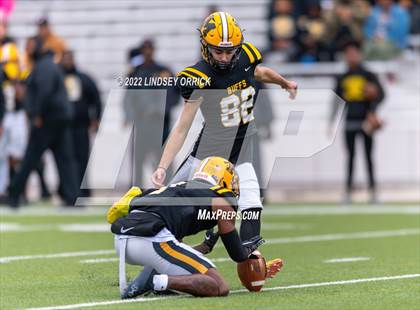 Thumbnail 1 in Fort Bend Marshall vs. Lake Creek (UIL 5A D2 Region III Regional Playoff) photogallery.