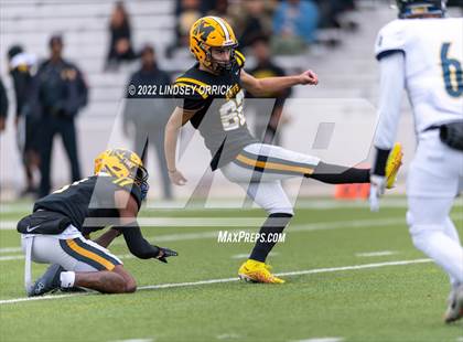 Thumbnail 2 in Fort Bend Marshall vs. Lake Creek (UIL 5A D2 Region III Regional Playoff) photogallery.