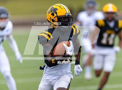 Thumbnail 3 in Fort Bend Marshall vs. Lake Creek (UIL 5A D2 Region III Regional Playoff) photogallery.