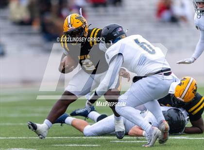 Thumbnail 3 in Fort Bend Marshall vs. Lake Creek (UIL 5A D2 Region III Regional Playoff) photogallery.