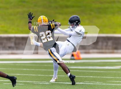 Thumbnail 3 in Fort Bend Marshall vs. Lake Creek (UIL 5A D2 Region III Regional Playoff) photogallery.
