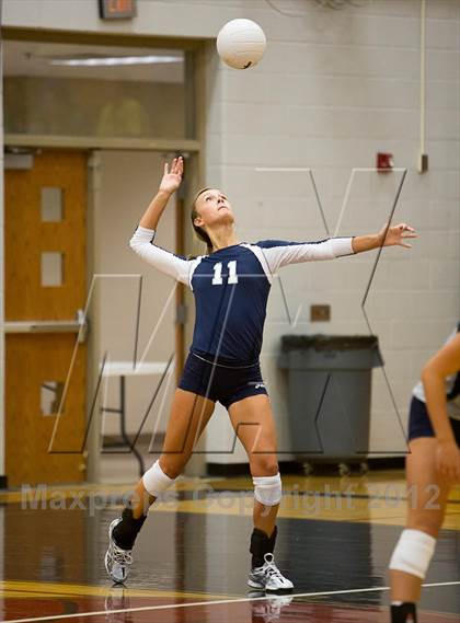 Thumbnail 2 in Lee's Summit West vs. St. Teresa's Academy photogallery.