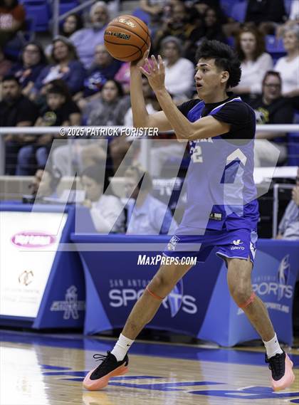 Thumbnail 2 in San Antonio Sports 6A All-Star Game photogallery.