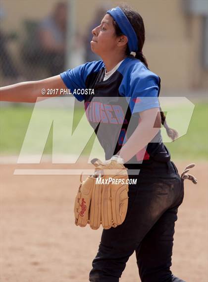 Thumbnail 3 in Eagle Rock vs Leuzinger photogallery.