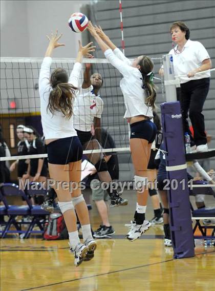Thumbnail 2 in La Costa Canyon vs. Metairie Park Country Day (Durango Fall Classic) photogallery.