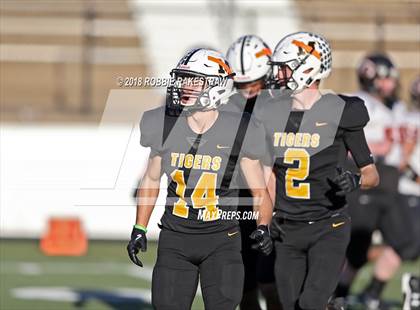 Thumbnail 2 in Malakoff vs. Gladewater (UIL 3A Regional Playoff) photogallery.