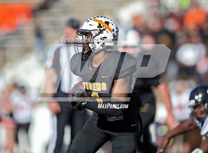 Thumbnail 1 in Malakoff vs. Gladewater (UIL 3A Regional Playoff) photogallery.