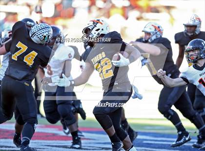 Thumbnail 3 in Malakoff vs. Gladewater (UIL 3A Regional Playoff) photogallery.