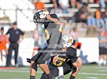 Thumbnail 2 in Malakoff vs. Gladewater (UIL 3A Regional Playoff) photogallery.