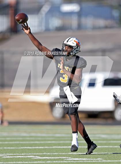 Thumbnail 3 in Malakoff vs. Gladewater (UIL 3A Regional Playoff) photogallery.
