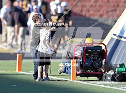 Thumbnail 3 in Malakoff vs. Gladewater (UIL 3A Regional Playoff) photogallery.