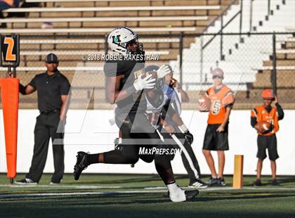 Thumbnail 2 in Malakoff vs. Gladewater (UIL 3A Regional Playoff) photogallery.