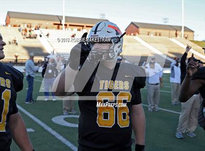 Thumbnail 1 in Malakoff vs. Gladewater (UIL 3A Regional Playoff) photogallery.