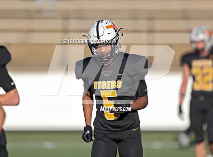 Thumbnail 3 in Malakoff vs. Gladewater (UIL 3A Regional Playoff) photogallery.
