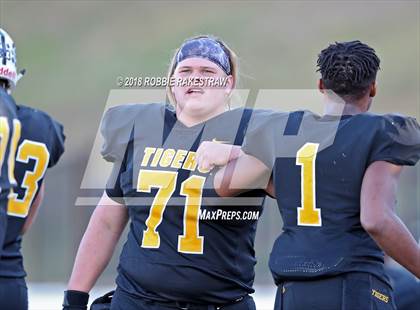 Thumbnail 1 in Malakoff vs. Gladewater (UIL 3A Regional Playoff) photogallery.